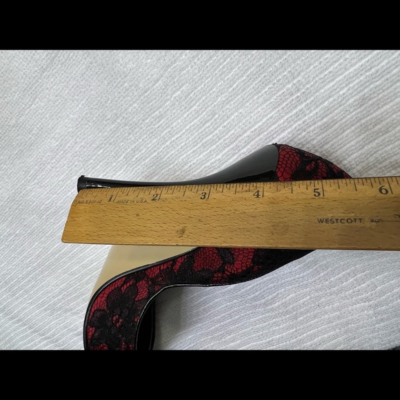 Guess red satin w/black lace size 8 but fits more to a 7.5 - Picture 10 of 10